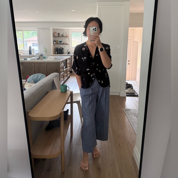 Dynamite Floral V neck Shirt Navy Size Small - Picture 5 of 5